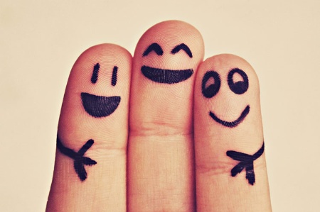 three-fingers-painted-with-happy-face_450